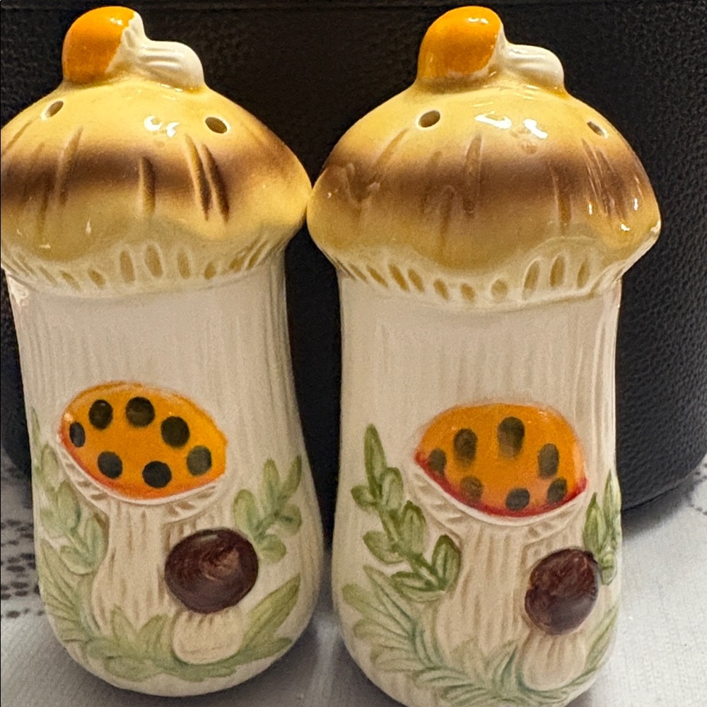 Mushroom Salt and Pepper Shakers - Picture 5 of 5